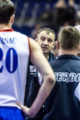 Serbiens Trainer GRBIC Nikola (head coach Serbien) in der Auszeit mit LISINAC Srecko ( 20 Serbien) GER, Berlin, Volleyball, Europa, CEV, Olympia-Qualifikation, Turnier, 08.01.2016, Max-Schmeling-Halle, Serbien - Belgien