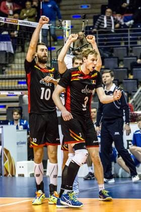 Jubel belgische Mannschaft VAN DE VOORDE Simon ( 10 Belgien) und DEROO Sam (c) ( 3 Belgien) GER, Berlin, Volleyball, Europa, CEV, Olympia-Qualifikation, Turnier, 08.01.2016, Max-Schmeling-Halle, Serbien - Belgien