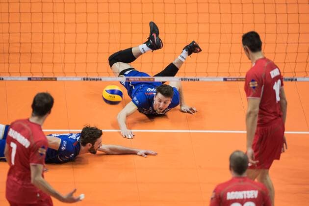 Berlin, Deutschland, 08.01.2016: Volleyball Olympia Qualifikation Männer Maenner 2016 - Spiel 8 Frankreich - Bulgarien. Julien Lyneel (France 11) und Nicolas Marechal (France 16) hechten dem Ball hinterher