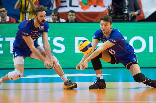 08.01.2016, Max Schmeling Halle, Berlin Volleyball, Olympiaqualifikation, Frankreich (FRA) vs. Bulgarien (BUL) Julien Lyneel ( 11 FRA), Annahme Nicolas Marechal ( 16 FRA)