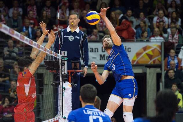 08.01.2016, Max Schmeling Halle, Berlin Volleyball, Olympiaqualifikation, Frankreich (FRA) vs. Bulgarien (BUL) Angriff Julien Lyneel ( 11 FRA)