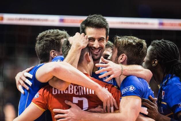 Berlin, Deutschland, 08.01.2016: Volleyball Olympia Qualifikation Männer Maenner 2016 - Spiel 8 Frankreich - Bulgarien. Nicolas Marechal (France 16) jubelt mit Team