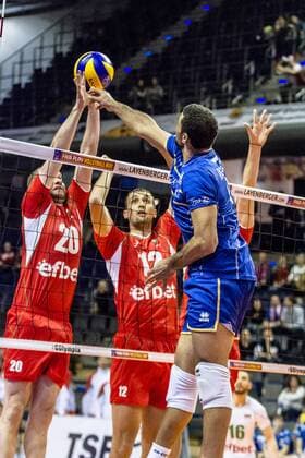 Angriff NGAPETH Earvin ( 9 Frankreich) gegen Block AGONTSEV Lubomir ( 20 Bulgarien) und YOSIFOV Viktor ( 12 Bulgarien) GER, Berlin, Volleyball, Europa, CEV, Olympia-Qualifikation, Turnier, 08.01.2016, Max-Schmeling-Halle, Frankreich - Bulgarien