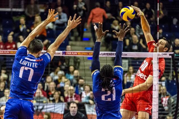 Angriff UCHIKOV Nikolay ( 10 Bulgarien) gegen SIDIBE Mory ( 21 Frankreich) und LAFITTE Franck ( 17 Frankreich) GER, Berlin, Volleyball, Europa, CEV, Olympia-Qualifikation, Turnier, 08.01.2016, Max-Schmeling-Halle, Frankreich - Bulgarien