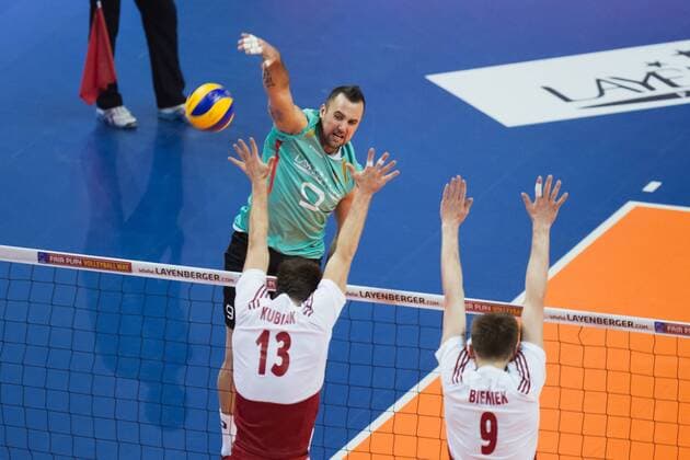 Berlin, Deutschland, 08.01.2016: Volleyball Olympia Qualifikation Männer Maenner 2016 - Spiel Deutschland - Polen. Georg Grozer (Germany 9) gegen den Block aus Michal Kubiak (Poland 13) und Mateusz Bieniek (Poland 9)