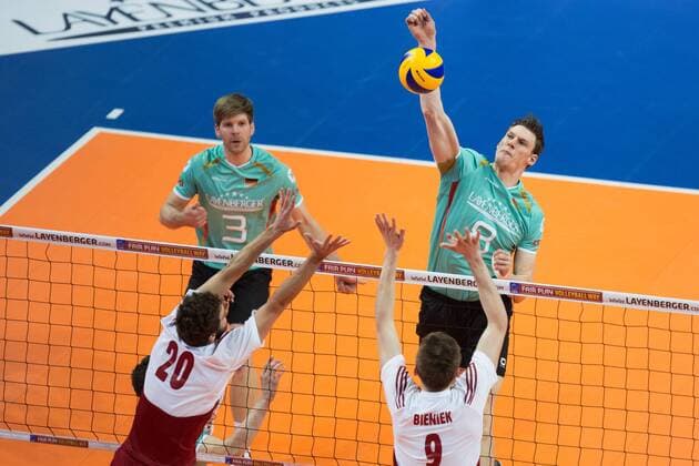 Berlin, Deutschland, 08.01.2016: Volleyball Olympia Qualifikation Männer Maenner 2016 - Spiel Deutschland - Polen. Marcus Böhme Boehme (Germany 8) gegen den Block aus Mika Mateusz (Poland 20) und Mateusz Bieniek (Poland 9)