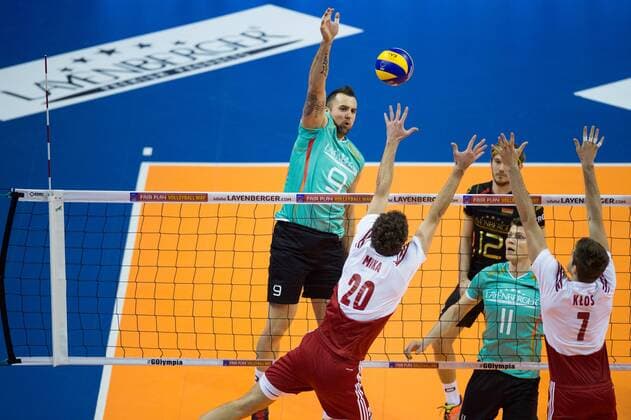 08.01.2016, Max Schmeling Halle, Berlin Volleyball, Olympiaqualifikation, Deutschland (GER) vs. Polen (POL) Angriff Georg György Gyoergy Grozer ( 9 GER) - Block Doppelblock Mateusz Mika ( 20 POL), Karol Klos ( 7 POL)