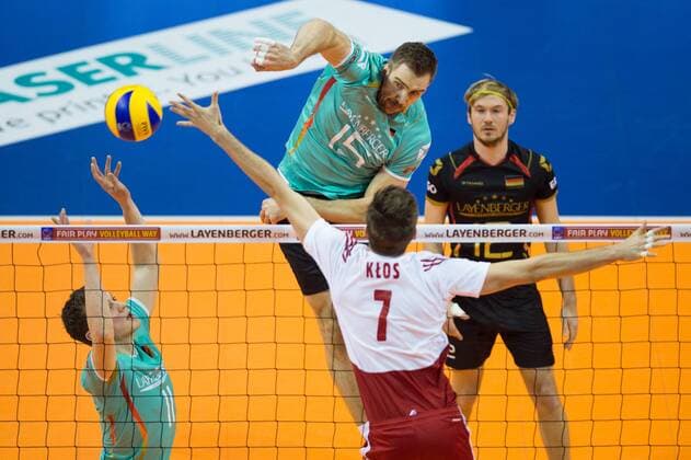 08.01.2016, Max Schmeling Halle, Berlin Volleyball, Olympiaqualifikation, Deutschland (GER) vs. Polen (POL) Lukas Kampa ( 11 GER), Angriff Tim Broshog ( 15 GER) - Block Karol Klos ( 7 POL)