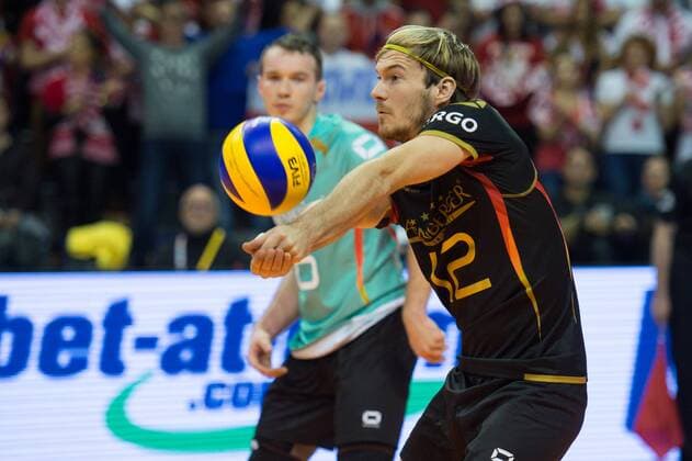 08.01.2016, Max Schmeling Halle, Berlin Volleyball, Olympiaqualifikation, Deutschland (GER) vs. Polen (POL) Annahme Ferdinand Tille ( 12 GER) Libero