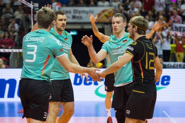 08.01.2016, Max Schmeling Halle, Berlin Volleyball, Olympiaqualifikation, Deutschland (GER) vs. Polen (POL) Jubel Sebastian Schwarz ( 3 GER), Tim Broshog ( 15 GER), Georg György Gyoergy Grozer ( 9 GER), Denys Kaliberda ( 6 GER), Ferdinand Tille ( 12 GER)