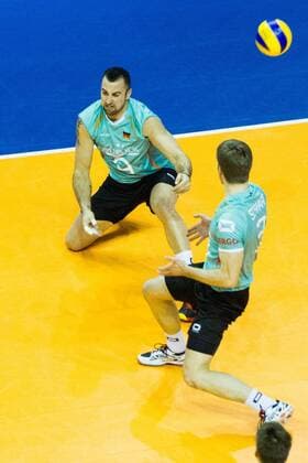 Berlin Gyorgy Georg Grozer ( 9, Deutschland Germany) und Sebastian Schwarz ( 3, Deutschland Germany) ohne Chance gegen den starken Angriff der Polen; 2016 CEV Volleyball European Olympic Qualification Berlin, Max-Schmeling-Halle, Berlin Deutschland Germany, 20160108 Partie (match): Deutschland gegen Polen (Germany vs Poland); EP_NWR
