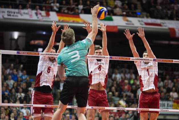 Berlin, Deutschland, 08.01.2016: Volleyball Olympia Qualifikation Männer Maenner 2016 - Spiel Deutschland - Polen. Sebastian Schwarz (Germany 3) gegen den Block aus Bartosz Kurek (Poland 6), Andrzej Wrona (Poland 8), Wojciech Zalinski (Poland 1)