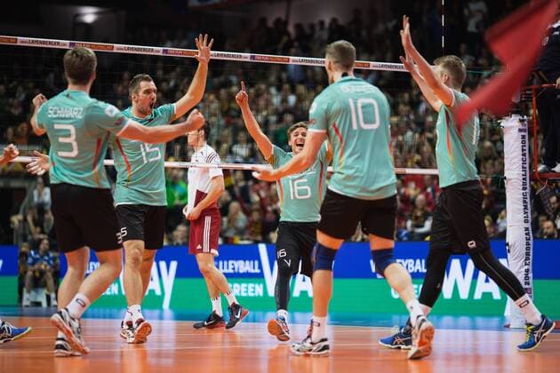 Berlin, Deutschland, 08.01.2016: Volleyball Olympia Qualifikation Männer Maenner 2016 - Spiel Deutschland - Polen. Jubel v.li. Sebastian Schwarz (Germany 3), Tim Broshog (Germany 15), Patrick Steuerwald (Germany 16), Christian Dünnes Duennes (Germany 10), Simon Hirsch (Germany 13)