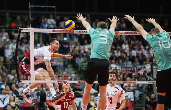 Bilder des Tages - Sport Berlin, Deutschland, 08.01.2016: Volleyball Olympia Qualifikation Männer Maenner 2016 - Spiel Deutschland - Polen. Bartosz Kurek (Poland 6) gegen den Block aus Sebastian Schwarz (Germany 3) und Christian Dünnes Duennes (Germany 10)