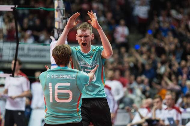 Berlin, Deutschland, 08.01.2016: Volleyball Olympia Qualifikation Männer Maenner 2016 - Spiel Deutschland - Polen. Simon Hirsch (Germany 13) jubelt mit Patrick Steuerwald (Germany 16)