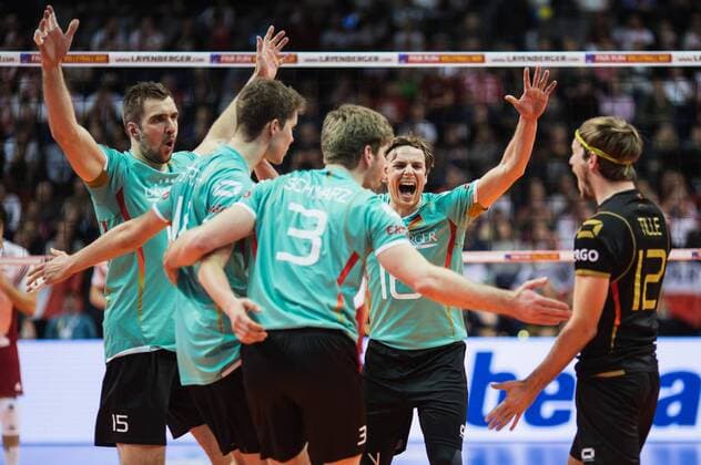 Berlin, Deutschland, 08.01.2016: Volleyball Olympia Qualifikation Männer Maenner 2016 - Spiel Deutschland - Polen. Jubel v.li. Tim Broshog (Germany 15), Tom Strohbach (Germany 14), Sebastian Schwarz (Germany 3), Patrick Steuerwald (Germany 16), Ferdinand Tille (Germany 12)