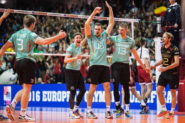 Berlin, Deutschland, 08.01.2016: Volleyball Olympia Qualifikation Männer Maenner 2016 - Spiel Deutschland - Polen. Jubel v.li. Sebastian Schwarz (Germany 3), Patrick Steuerwald (Germany 16), Tim Broshog (Germany 15), Simon Hirsch (Germany 13), Ferdinand Tille (Germany 12)