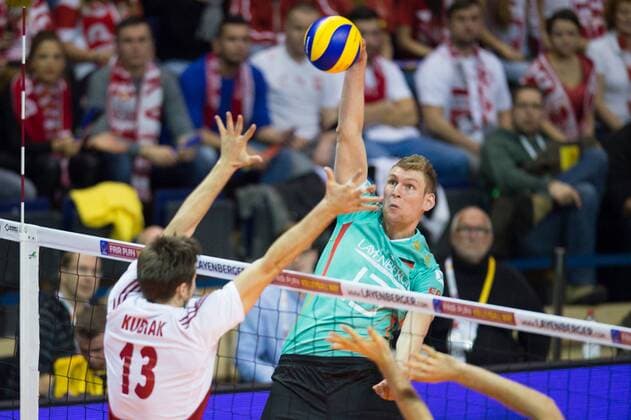 08.01.2016, Max Schmeling Halle, Berlin Volleyball, Olympiaqualifikation, Deutschland (GER) vs. Polen (POL) Block Michal Kubiak ( 13 POL) - Angriff Simon Hirsch ( 13 GER)