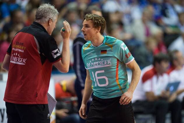 08.01.2016, Max Schmeling Halle, Berlin Volleyball, Olympiaqualifikation, Deutschland (GER) vs. Polen (POL) Vital Heynen (Bundestrainer Trainer GER), Patrick Steuerwald ( 16 GER)