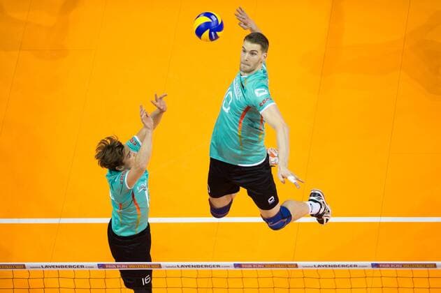 08.01.2016, Max Schmeling Halle, Berlin Volleyball, Olympiaqualifikation, Deutschland (GER) vs. Polen (POL) Patrick Steuerwald ( 16 GER), Angriff Christian Dünnes Duennes ( 10 GER)