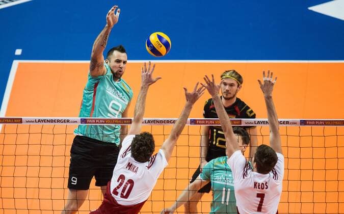 Berlin, Deutschland, 08.01.2016: Volleyball Olympia Qualifikation Männer Maenner 2016 - Spiel Deutschland - Polen. Georg Grozer (Germany 9) gegen den Block aus Mika Mateusz (Poland 20) und Karol Klos (Poland 7)