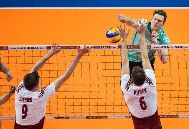 Berlin, Deutschland, 08.01.2016: Volleyball Olympia Qualifikation Männer Maenner 2016 - Spiel Deutschland - Polen. Marcus Böhme Boehme (Germany 8) gegen den Block aus Mateusz Bieniek (Poland 9) und Bartosz Kurek (Poland 6)