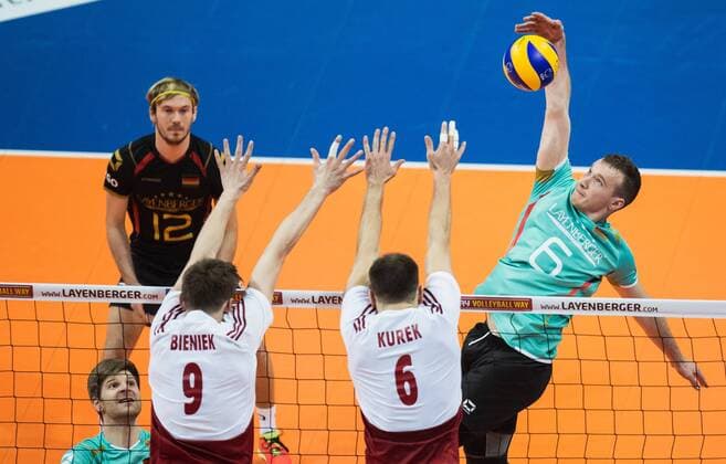 Berlin, Deutschland, 08.01.2016: Volleyball Olympia Qualifikation Männer Maenner 2016 - Spiel Deutschland - Polen. Denis Kaliberda (Germany 6) gegen den Block aus Mateusz Bieniek (Poland 9) und Bartosz Kurek (Poland 6)