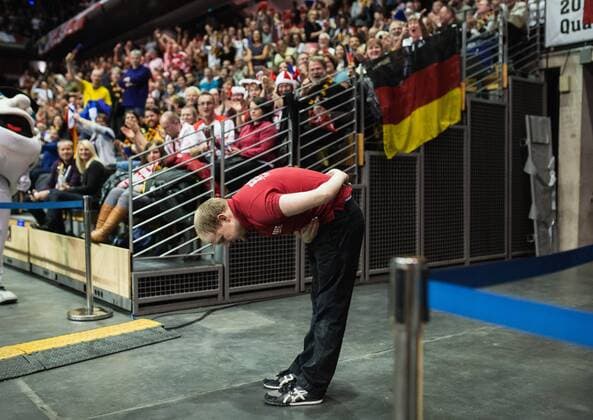 Berlin, Deutschland, 08.01.2016: Volleyball Olympia Qualifikation Männer Maenner 2016 - Spiel Deutschland - Polen. Ein Ordner verbeugt sich nach einer Tanzeinlage