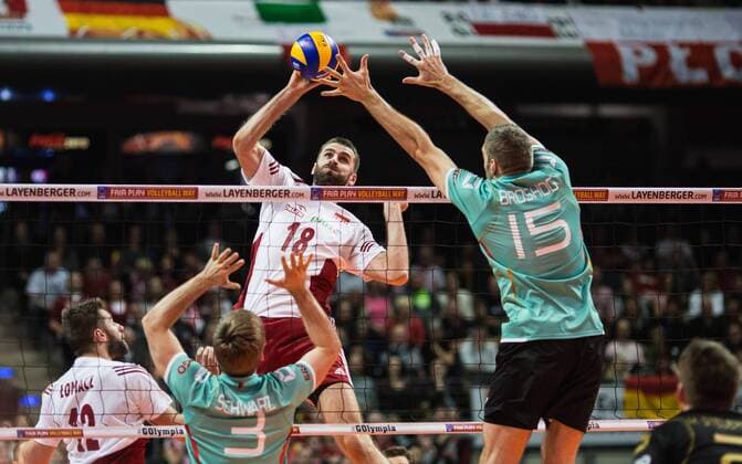 Berlin, Deutschland, 08.01.2016: Volleyball Olympia Qualifikation Männer Maenner 2016 - Spiel Deutschland - Polen. Marcin Mozdzonek (Poland 18) gegen den Block aus Sebastian Schwarz (Germany 3) und Tim Broshog (Germany 15)