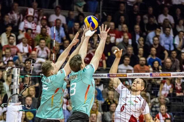 Angriff KUREK Bartosz ( 6 Polen) gegen KALIBERDA Denys ( 6 Deutschland) und BÖHME BOEHME Marcus (c) ( 8 Deutschland) GER, Berlin, Volleyball, Europa, CEV, Olympia-Qualifikation, Turnier, 08.01.2016, Max-Schmeling-Halle, Deutschland - Polen