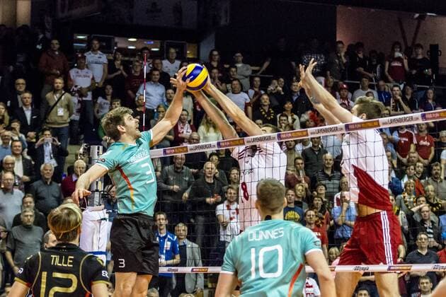 Netzduell zum MAtchgewinn SCHWARZ Sebastian ( 3 Deutschland) gegen WRONA Andrzej ( 8 Polen mi) GER, Berlin, Volleyball, Europa, CEV, Olympia-Qualifikation, Turnier, 08.01.2016, Max-Schmeling-Halle, Deutschland - Polen
