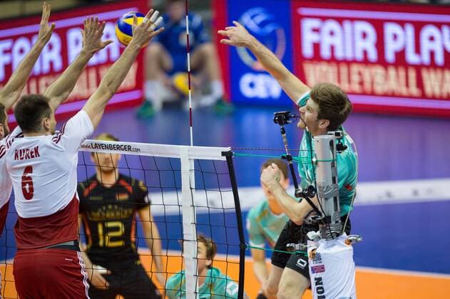 08.01.2016, Max Schmeling Halle, Berlin Volleyball, Olympiaqualifikation, Deutschland (GER) vs. Polen (POL) Block Bartosz Kurek ( 6 POL) - Angriff Sebastian Schwarz ( 3 GER)