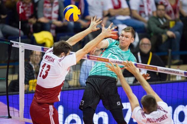 08.01.2016, Max Schmeling Halle, Berlin Volleyball, Olympiaqualifikation, Deutschland (GER) vs. Polen (POL) Block Doppelblock Michal Kubiak ( 13 POL), Marcin Mozdzonek ( 18 POL) - Angriff Simon Hirsch ( 13 GER)