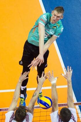 08.01.2016, Max Schmeling Halle, Berlin Volleyball, Olympiaqualifikation, Deutschland (GER) vs. Polen (POL) Angriff Simon Hirsch ( 13 GER)