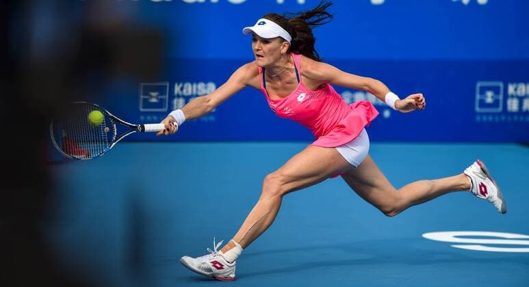 (160109) -- SHENZHEN, Jan. 9, 2016 -- Agnieszka Radwanska of Poland hits a return during the singles final match against Alison Riske of the United States at the 2016 WTA Tennis Damen Shenzhen Open Tennis Tournament in Shenzhen, south China s Guangdong Province, Jan. 9, 2016. Radwanska won 2-0 to claim the title. ) (SP)CHINA-SHENZHEN-TENNIS-SHENZHEN OPEN (CN) MaoxSiqian 