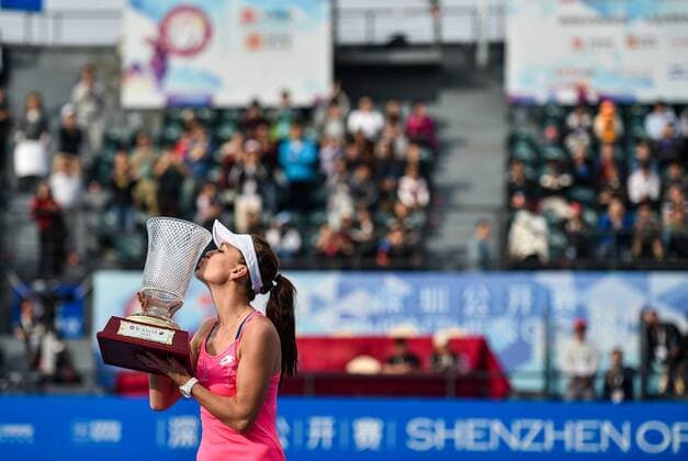 Themen der Woche - Sport Bilder des Tages - SPORT (160109) -- SHENZHEN, Jan. 9, 2016 -- Agnieszka Radwanska of Poland kisses the trophy after the singles final match against Alison Riske of the United States at the 2016 WTA Tennis Damen Shenzhen Open Tennis Tournament in Shenzhen, south China s Guangdong Province, Jan. 9, 2016. Radwanska won 2-0 to claim the title. ) (SP)CHINA-SHENZHEN-TENNIS-SHENZHEN OPEN (CN) MaoxSiqian 