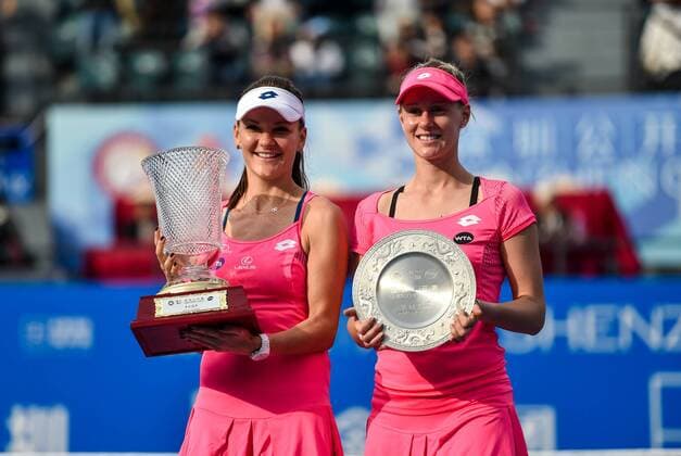 (160109) -- SHENZHEN, Jan. 9, 2016 -- Agnieszka Radwanska (L) of Poland poses with Alison Riske of the United States after their singles final match at the 2016 WTA Tennis Damen Shenzhen Open Tennis Tournament in Shenzhen, south China s Guangdong Province, Jan. 9, 2016. Radwanska won 2-0 to claim the title. ) (SP)CHINA-SHENZHEN-TENNIS-SHENZHEN OPEN (CN) MaoxSiqian 