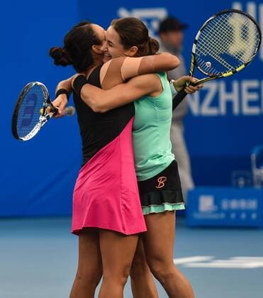 (160109) -- SHENZHEN, Jan. 9, 2016 -- Vania King (L) of the United States and Monica Niculescu of Romania celebrate victory after the doubles final match against Zheng Saisai and Xu Yifan of China at the 2016 WTA Tennis Damen Shenzhen Open Tennis Tournament in Shenzhen, south China s Guangdong Province, Jan. 9, 2016. Vania King and Monica Niculescu won 2-0 to claim the title. ) (SP)CHINA-SHENZHEN-TENNIS-SHENZHEN OPEN (CN) MaoxSiqian 