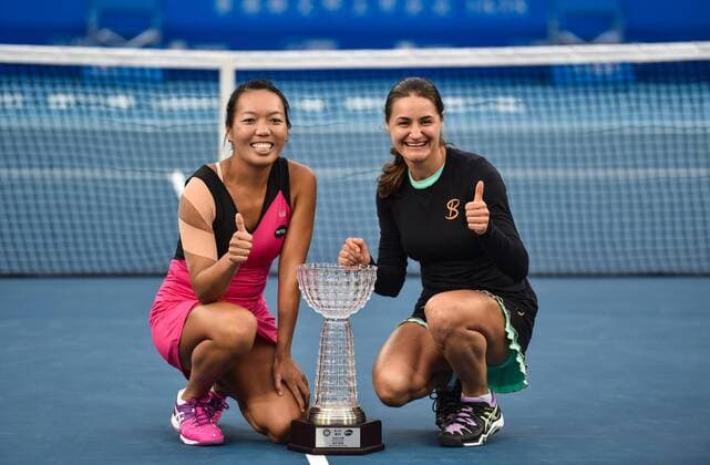 (160109) -- SHENZHEN, Jan. 9, 2016 -- Vania King (L) of the United States and Monica Niculescu of Romania pose with the trophy after the doubles final match against Zheng Saisai and Xu Yifan of China at the 2016 WTA Tennis Damen Shenzhen Open Tennis Tournament in Shenzhen, south China s Guangdong Province, Jan. 9, 2016. Vania King and Monica Niculescu won 2-0 to claim the title. ) (SP)CHINA-SHENZHEN-TENNIS-SHENZHEN OPEN (CN) MaoxSiqian 