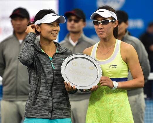 (160109) -- SHENZHEN, Jan. 9, 2016 -- Zheng Saisai (R) and Xu Yifan of China pose with the trophy after the doubles final match against Vania King of the United States and Monica Niculescu of Romania at the 2016 WTA Tennis Damen Shenzhen Open Tennis Tournament in Shenzhen, south China s Guangdong Province, Jan. 9, 2016. Zheng Saisai and Xu Yifan lost 0-2. ) (SP)CHINA-SHENZHEN-TENNIS-SHENZHEN OPEN (CN) MaoxSiqian 
