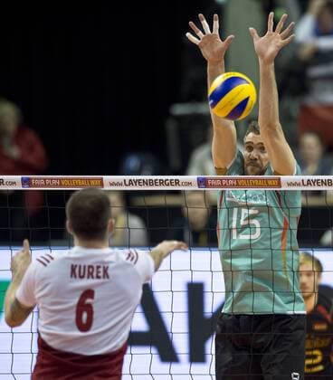 vl: Bartosz KUREK (6 POL), Tim BROSHOG (15 GER) Gruppenspiel: Polen - Deutschland am 08.01.2016 Volleyball Europaeisches Olympia Qualifikationsturnier 2016 in Berlin, Deutschland,