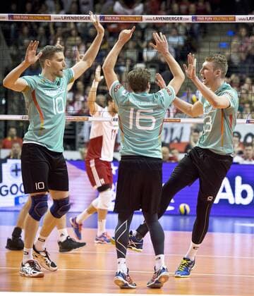 Freude nach einem Punktgewinn: Christian DUENNES (10 GER), Patrick STEUERWALD (16 GER) und Simon HIRSCH (13 GER) Gruppenspiel: Polen - Deutschland am 08.01.2016 Volleyball Europaeisches Olympia Qualifikationsturnier 2016 in Berlin, Deutschland,
