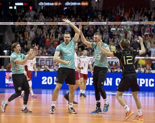 Freude nach einem Punktgewinn: Patrick STEUERWALD (16 GER), Tim BROSHOG (15 GER), Simon HIRSCH (13 GER) und Ferdinand TILLE (12 GER) Gruppenspiel: Polen - Deutschland am 08.01.2016 Volleyball Europaeisches Olympia Qualifikationsturnier 2016 in Berlin, Deutschland,