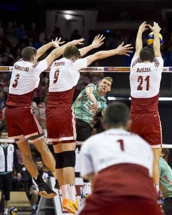 Simon HIRSCH (13 GER) schmettert den Ball gegen den polnischen Block von Dawid KONARSKI (3 POL), Mateusz BIENIEK (9 POL) und Rafal BUSZEK (21 POL) Gruppenspiel: Polen - Deutschland am 08.01.2016 Volleyball Europaeisches Olympia Qualifikationsturnier 2016 in Berlin, Deutschland,