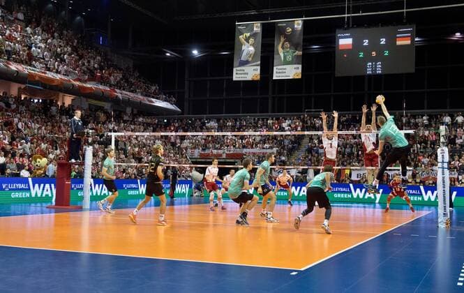 Feature - Blick auf das Spielfeld und die vollen Zuschauerraenge, Simon HIRSCH (13 GER) schmettert den Ball gegen Andrzej WRONA (8 POL) und Wojciech ZALINSKI (1 POL). Gruppenspiel: Polen - Deutschland am 08.01.2016 Volleyball Europaeisches Olympia Qualifikationsturnier 2016 in Berlin, Deutschland,