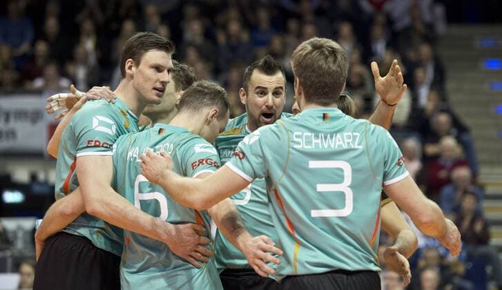 Jubel nach einem Punktgewinn: vl - Marcus BOEHME (8 C GER), Denys KALIBERDA (6 GER), Georg GROZER (9 GER) und Sebastian SCHWARZ (3 GER) Gruppenspiel: Polen - Deutschland am 08.01.2016 Volleyball Europaeisches Olympia Qualifikationsturnier 2016 in Berlin, Deutschland,