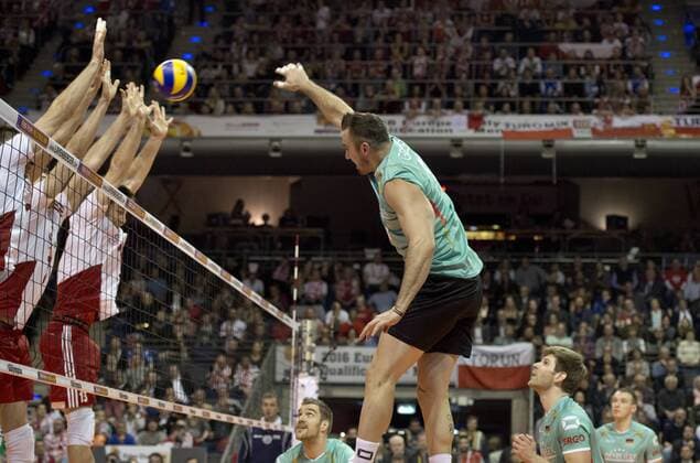 Georg GROZER (9 GER) schmettert den Ball gegen den polnischen Block. Gruppenspiel: Polen - Deutschland am 08.01.2016 Volleyball Europaeisches Olympia Qualifikationsturnier 2016 in Berlin, Deutschland,