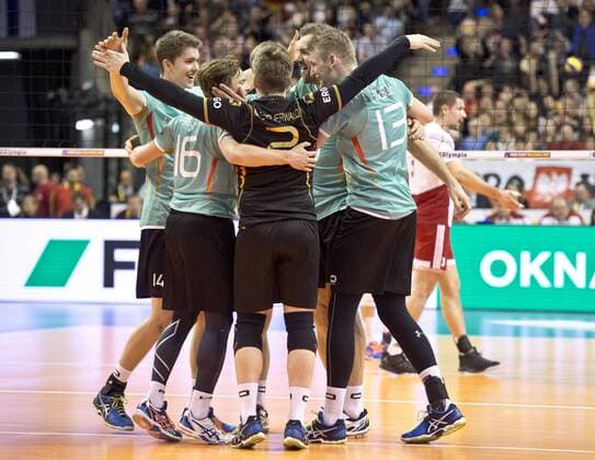 Freude nach einem Punktgewinn: vl - Tom STROHBACH (14 GER), Patrick STEUERWALD (16 GER), Markus STEUERWALD (2 GER), Tim BROSHOG (15 GER) und Simon HIRSCH (13 GER) Gruppenspiel: Polen - Deutschland am 08.01.2016 Volleyball Europaeisches Olympia Qualifikationsturnier 2016 in Berlin, Deutschland,