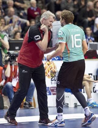 Cheftrainer Vital HEYNEN (GER) spricht zu Patrick STEUERWALD (16 GER) Gruppenspiel: Polen - Deutschland am 08.01.2016 Volleyball Europaeisches Olympia Qualifikationsturnier 2016 in Berlin, Deutschland,