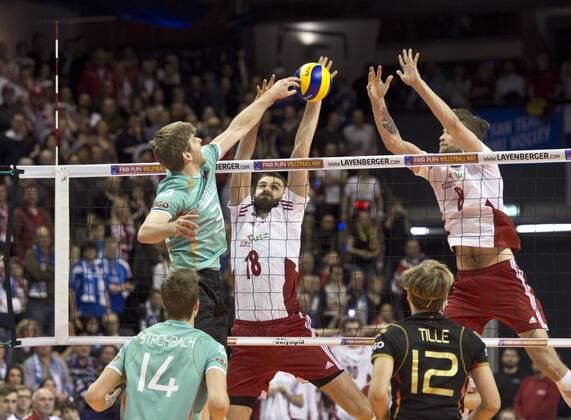Verwandelte Matchball durch Sebastian SCHWARZ (3 GER) gegen Marcin MOZDZONEK (18 POL) und Andrzej WRONA (8 POL) Gruppenspiel: Polen - Deutschland am 08.01.2016 Volleyball Europaeisches Olympia Qualifikationsturnier 2016 in Berlin, Deutschland,